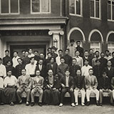 昭和５年、研生学会新館落成記念。中央に座っているのが正垣角太郎。多くの人がお互いに力を合わせて、製造・配達などヨーグルトの普及につとめた。